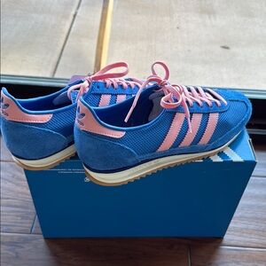 Adidas Women’s Blue and Pink Sneakers 9.5/10.